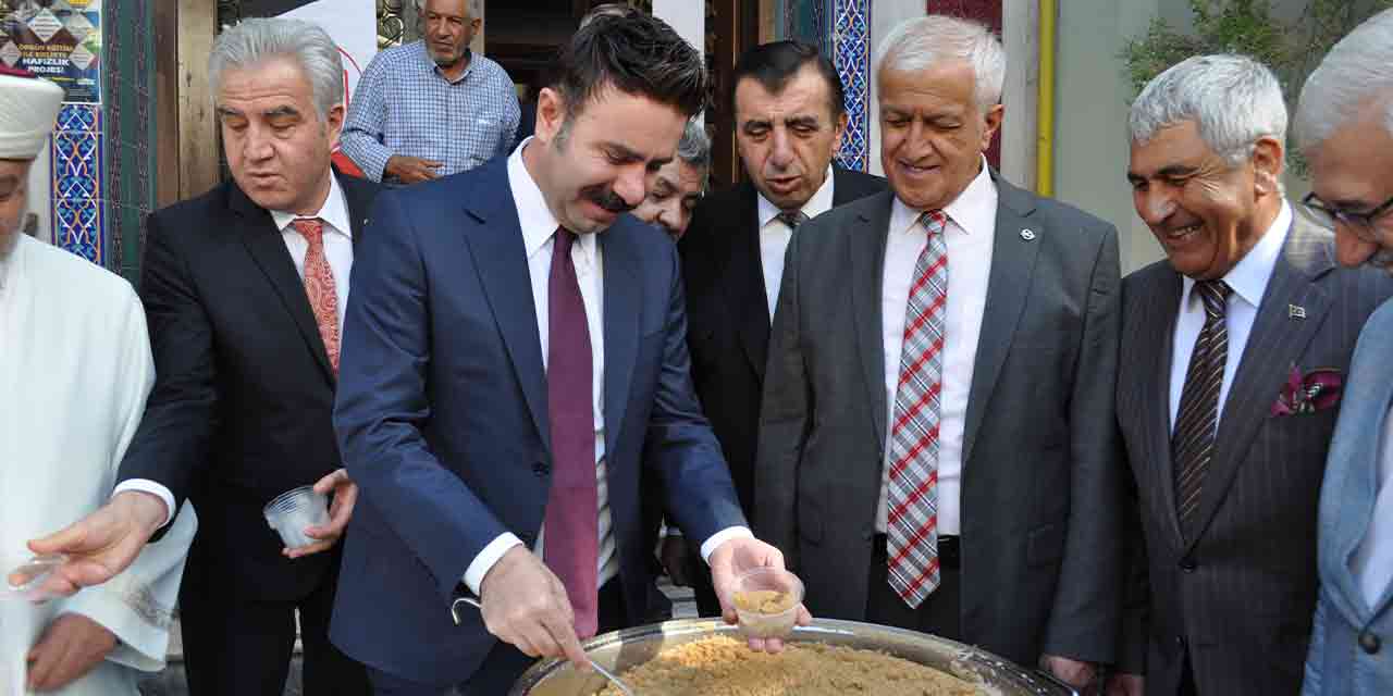 Eskişehir'de Ahilik Haftası kapsamında helvalar dağıtıldı