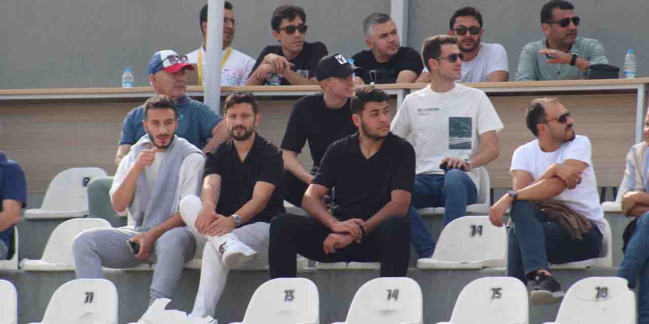 Anadolu'nun eski futbolcuları destek için tribünde