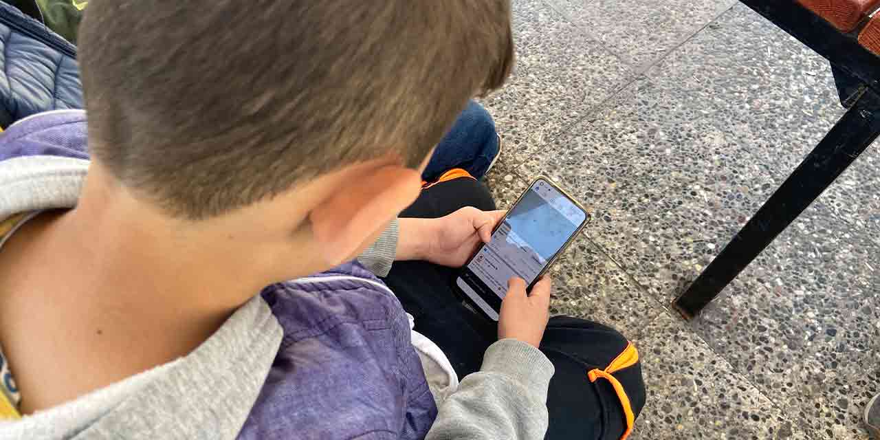 Uzun süre telefona bakan çocuklarda bu sorunlar oluşabilir!