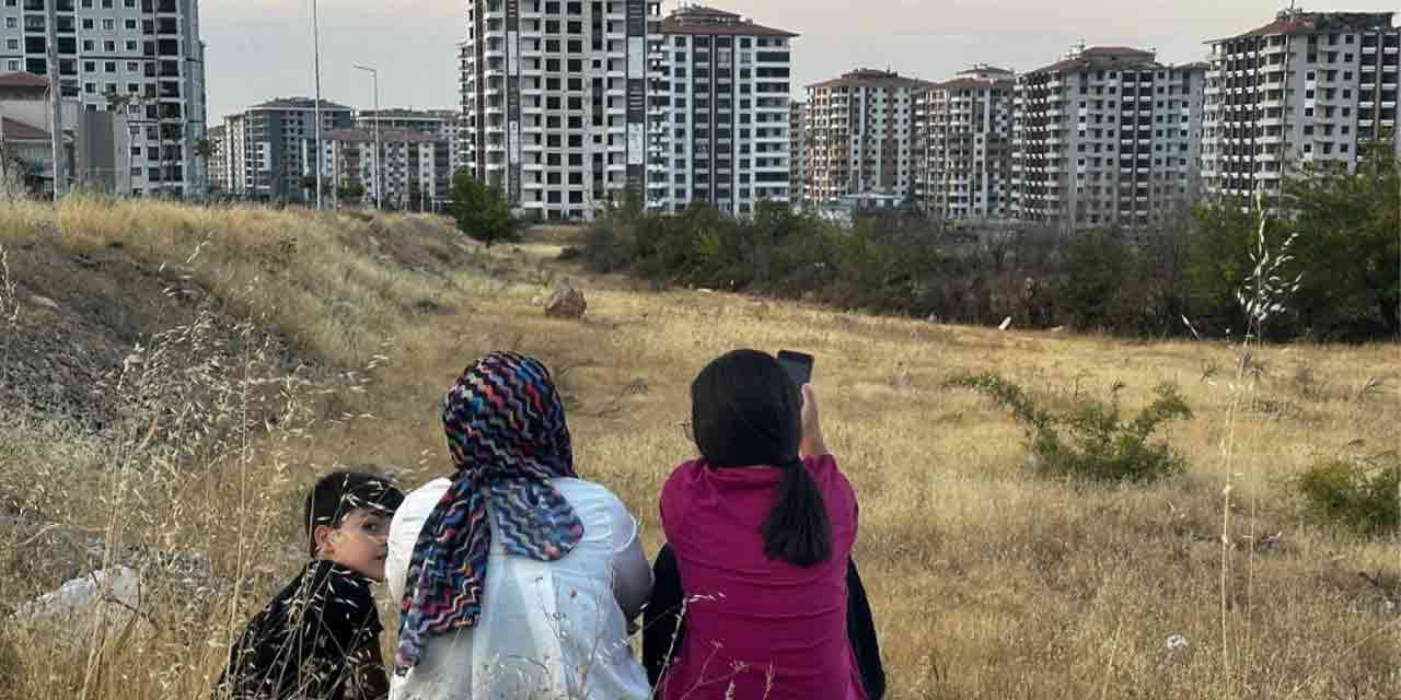 Gözyaşlarına engel olamadı! Çaresizce o anları izledi