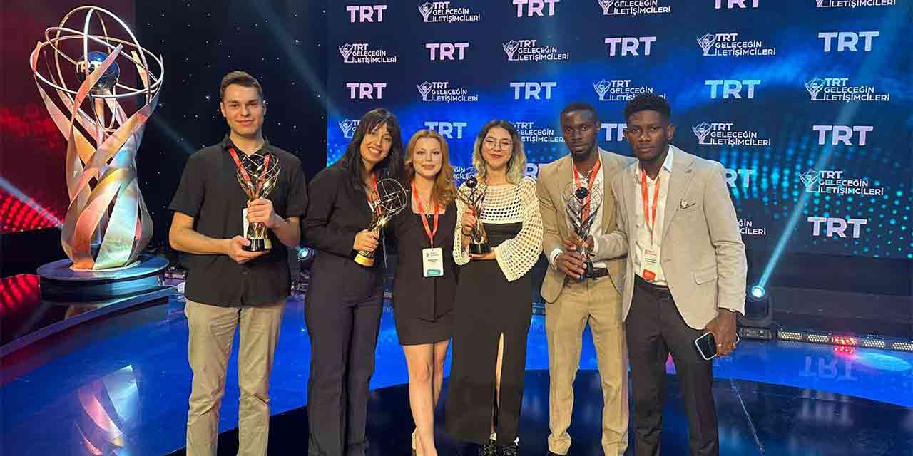 Anadolu Üniversitesi öğrencilerinden gururlu tablo! Ödüllerle döndüler