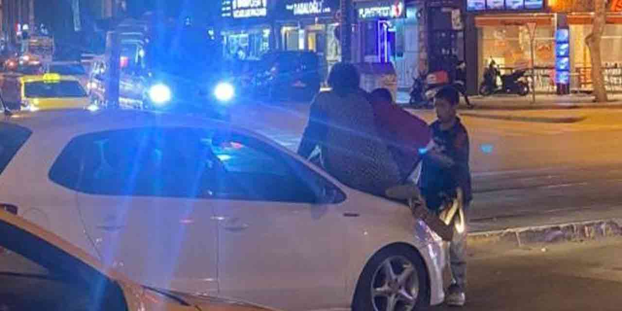 Eskişehir'de bir garip olay: Aracın üstünde tepindiler!