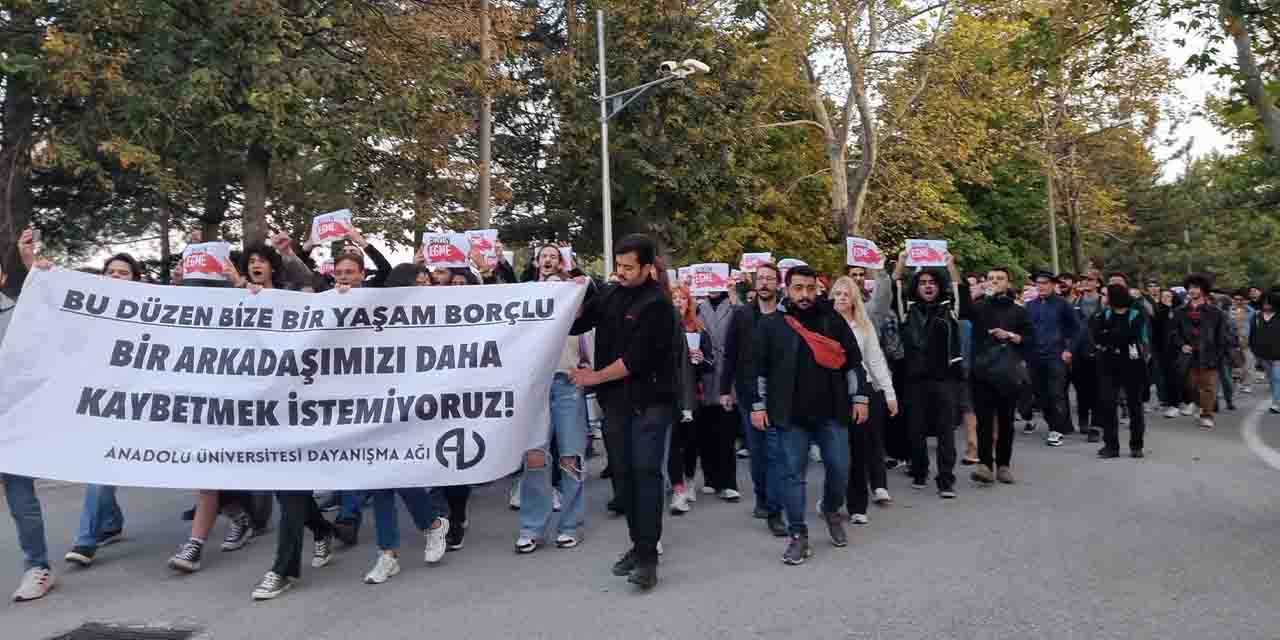 Anadolu Üniversitesi'nde canına kıyan öğrenci için toplandılar