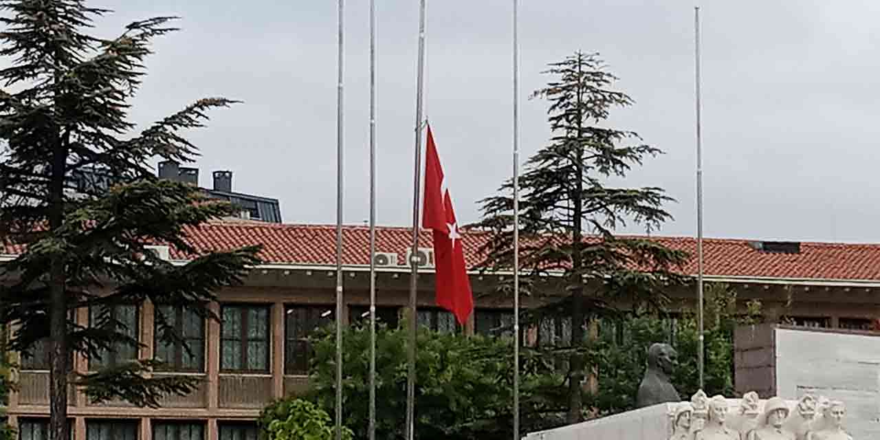 Eskişehir'de bayraklar yarıya indi!
