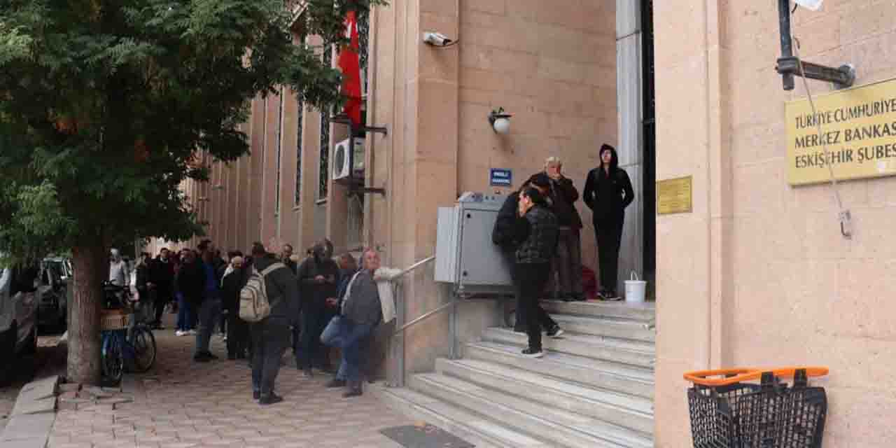 Eskişehir'de Merkez Bankası'nda kuyruk: Günlerdir böyle...