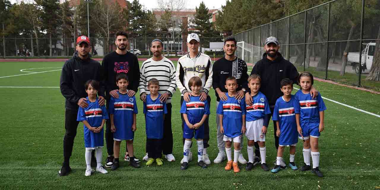 Altyapıdaki çocuklarla bir araya geldiler
