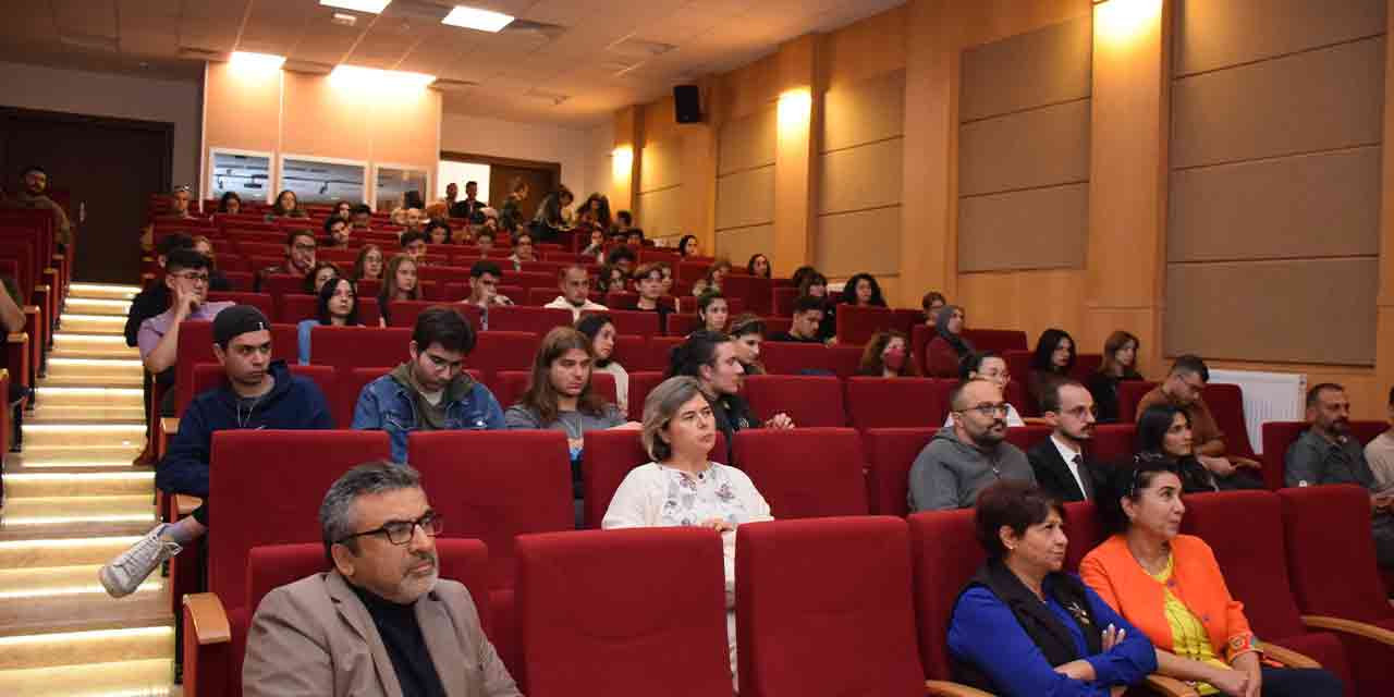 Eskişehir'de ‘Cumhuriyet’e Doğru’ adlı konferanslar sürüyor
