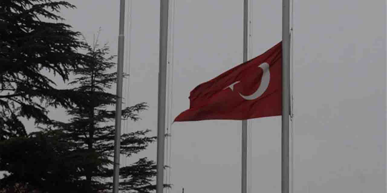 Eskişehir'de bayrağı göndere çeken 3 öğrenciye ceza kesildi