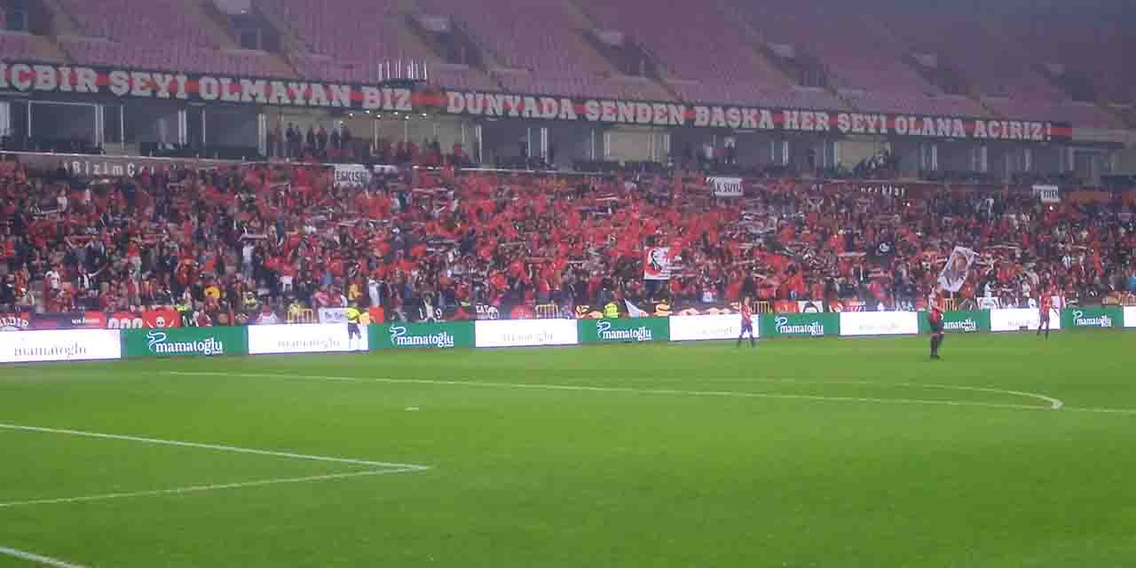 Eskişehir'de tribünler de ay yıldızla donandı!