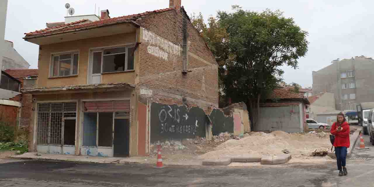 Eskişehir'de metruk evler tehlike saçıyor!