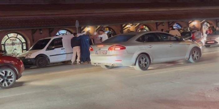 Eskişehir'de yolundaki araca çarptı üstüne yapmadığını bırakmadı