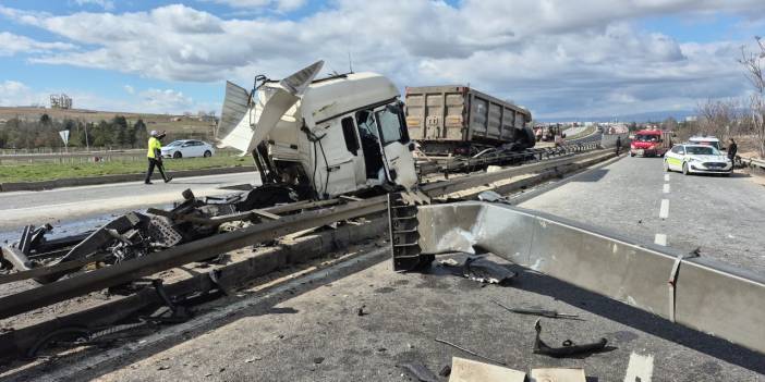 Eskişehir'de feci kaza: Tırın kabini koptu