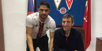 Yetenekli stoper Demirspor'a imza attı