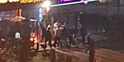 Eskişehir’de eğlence mekanı önünde kalabalık grup birbirine girdi