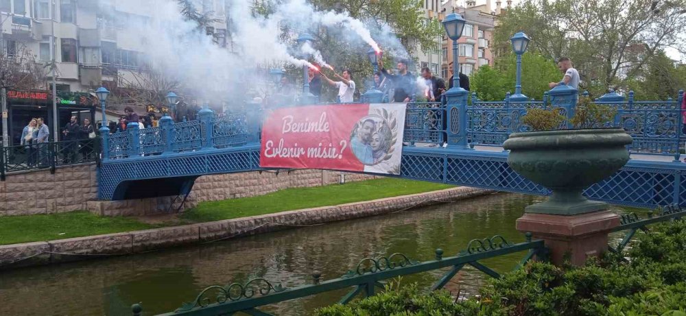 "Evet" cevabıyla çığlıklar ve konfetiler havada uçuştu