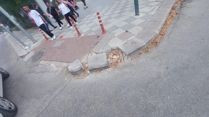 millet-bahcesi-ve-dede-korkut-parki-bakimsizliktan-dokuluyor.jpeg