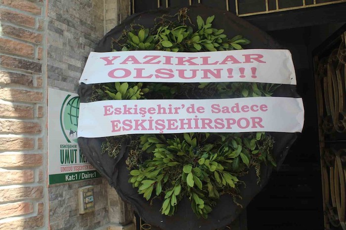 es-es-taraftarlari-iyi-partili-zafer-tunaya-ofke-kustu.jpg
