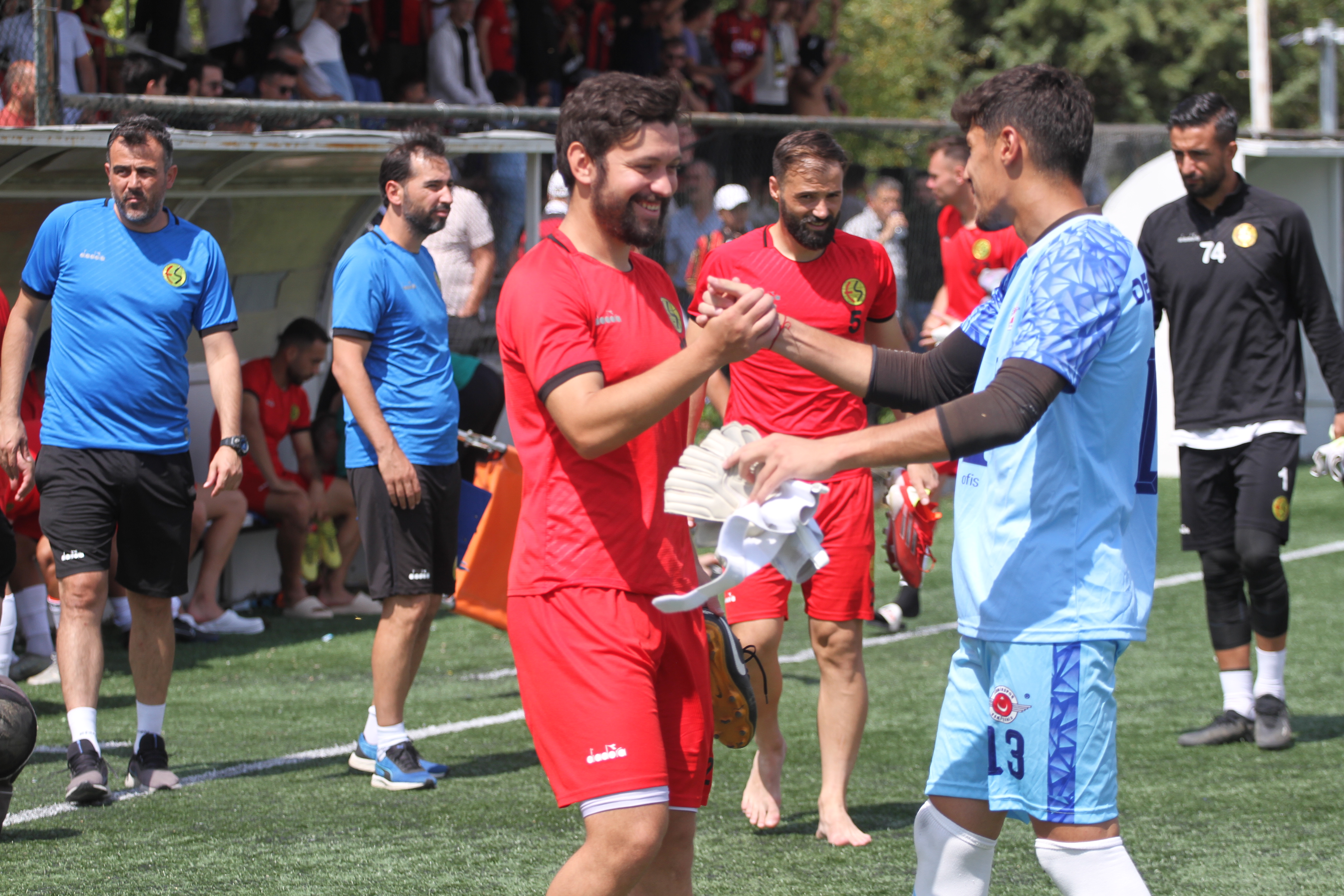 eskisehirspor-demirspor-karsilasmasinda-gergin-anlar-yasandi.jpg
