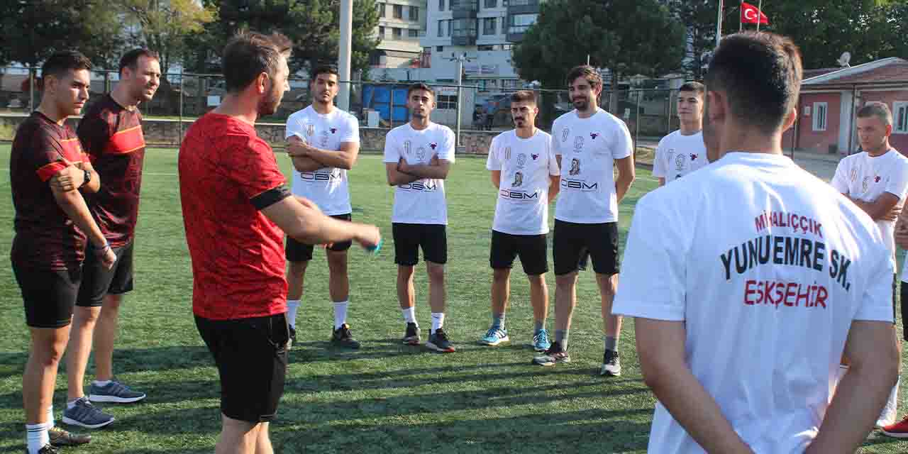 eskisehir-temsilcilerinden-yunusemrespor-sahaya-indi-001.jpg