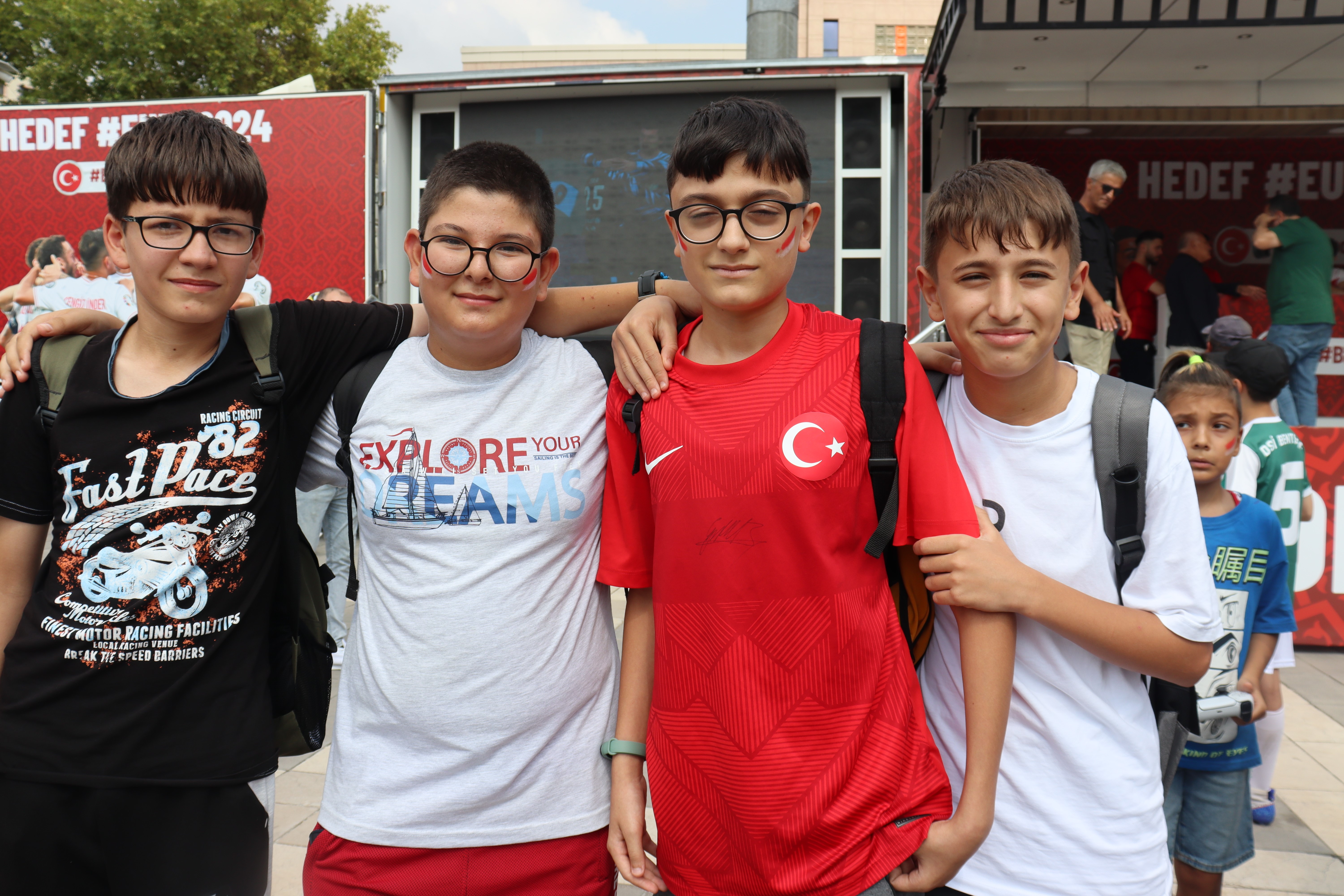 eskisehir-valilik-meydani-yuzlerce-sporseverle-doldu-tasti.jpg