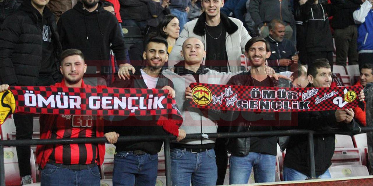 stadyuma-kosan-binlerce-taraftar-90-dakika-boyunca-hic-susmadan-takima-destek-verdi-ilk-yarida-ercan-kurucayin-golleri-ile-cosan-taraftar-3-puana-da-sevindi.jpg