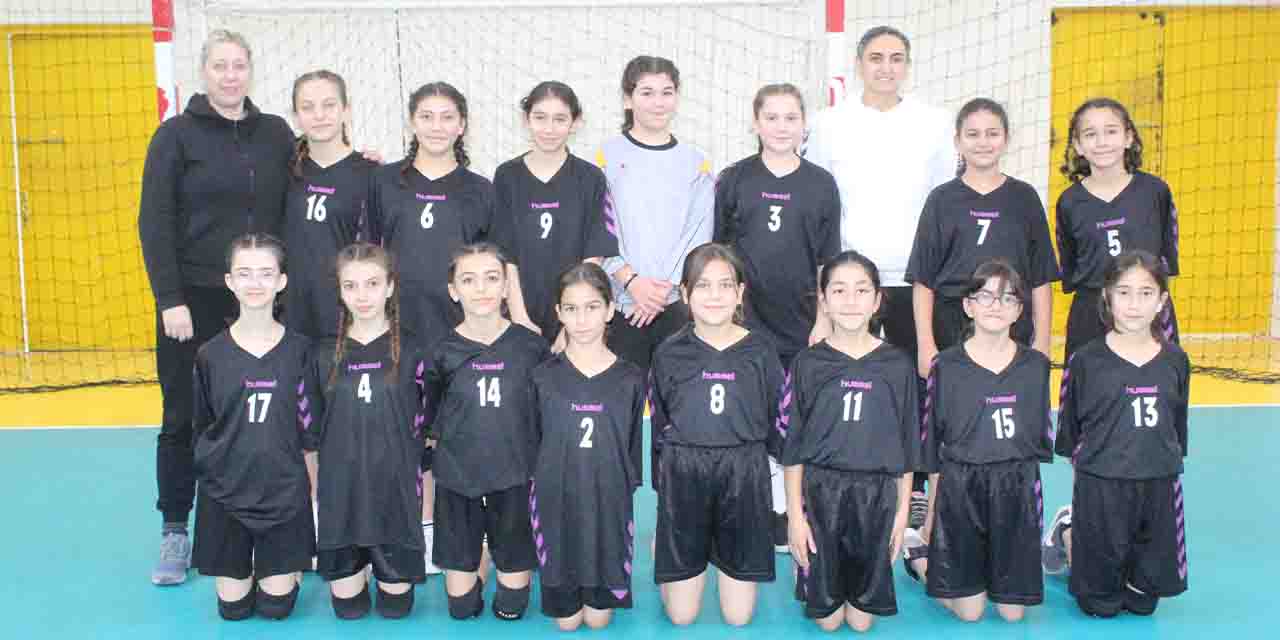 okullu-kucuk-kizlar-parkeye-cikti.jpg