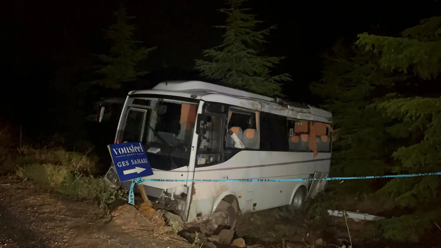 2-polis-memurlarini-tasiyan-midibus-sarampole-uctu.webp