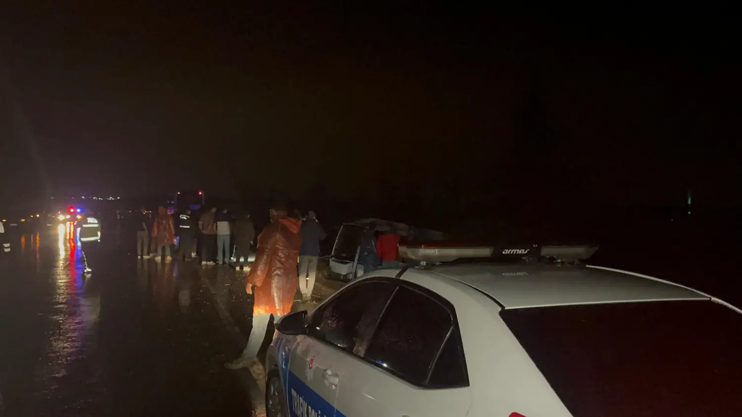 polis-memurlarini-tasiyan-midibus-sarampole-uctu-3.webp