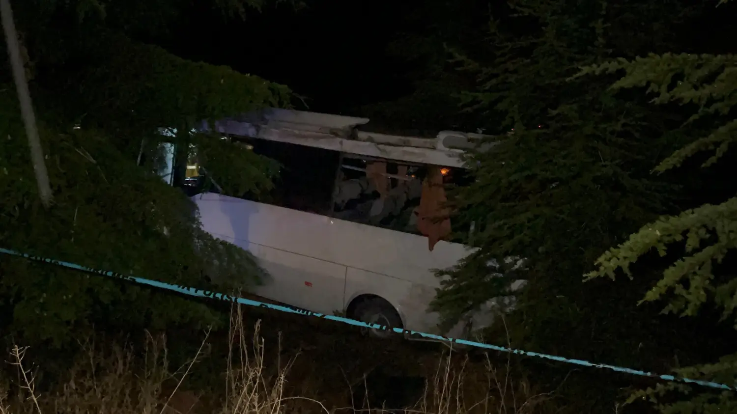 polis-memurlarini-tasiyan-midibus-sarampole-uctu.webp