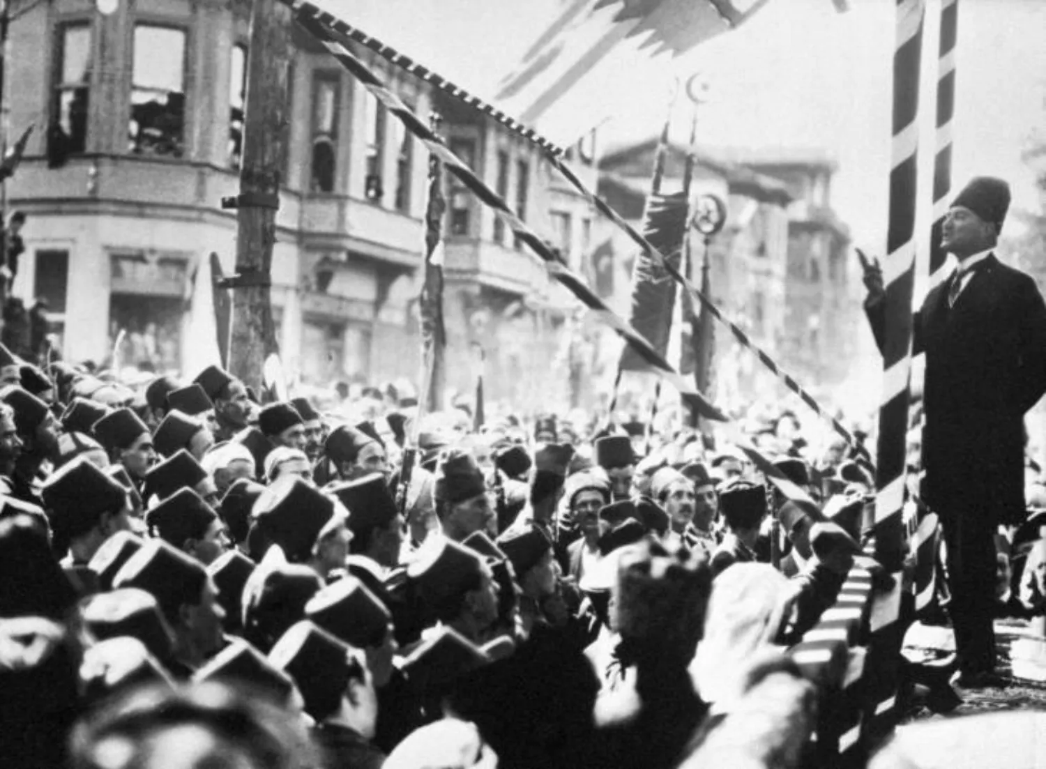 ataturk-1924te-bursa-halkina-hitap-ediyor.webp