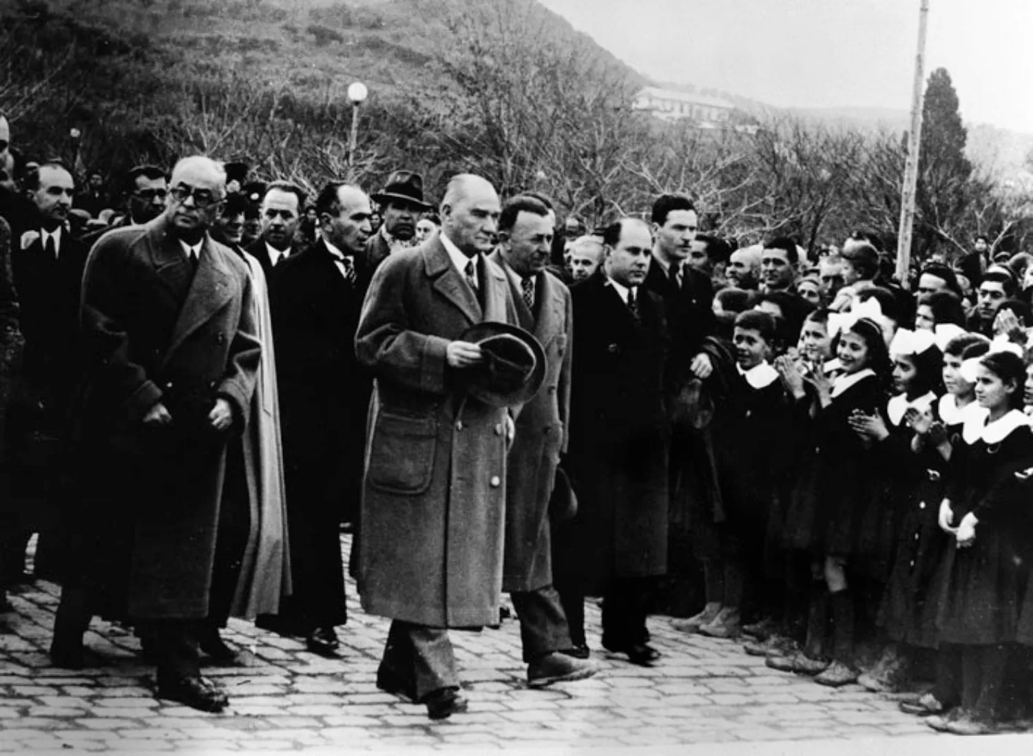ataturk-bir-ilkokul-acilisinda.webp