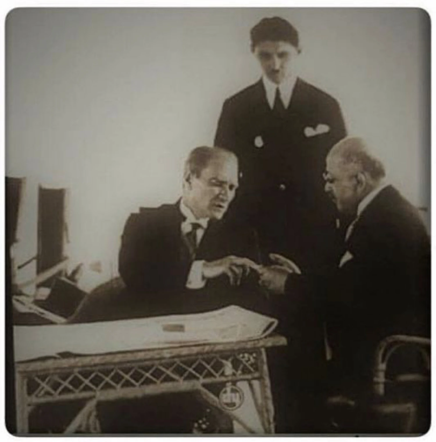 cumhurbaskani-mustafa-kemal-ataturk-ve-saglik-bakani-refik-saydam.webp